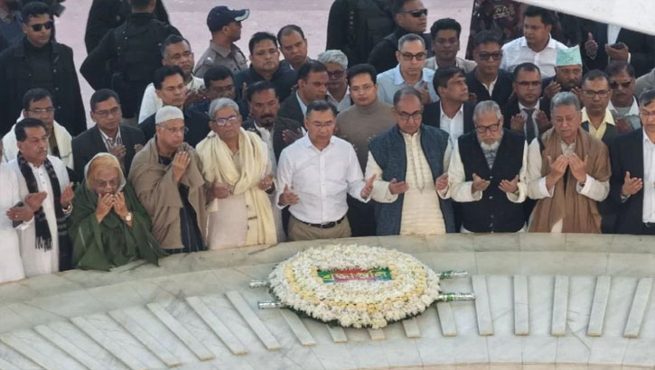 ১৮  বছর পর বাবার কবর জিয়ারত করলেন তারেক রহমান